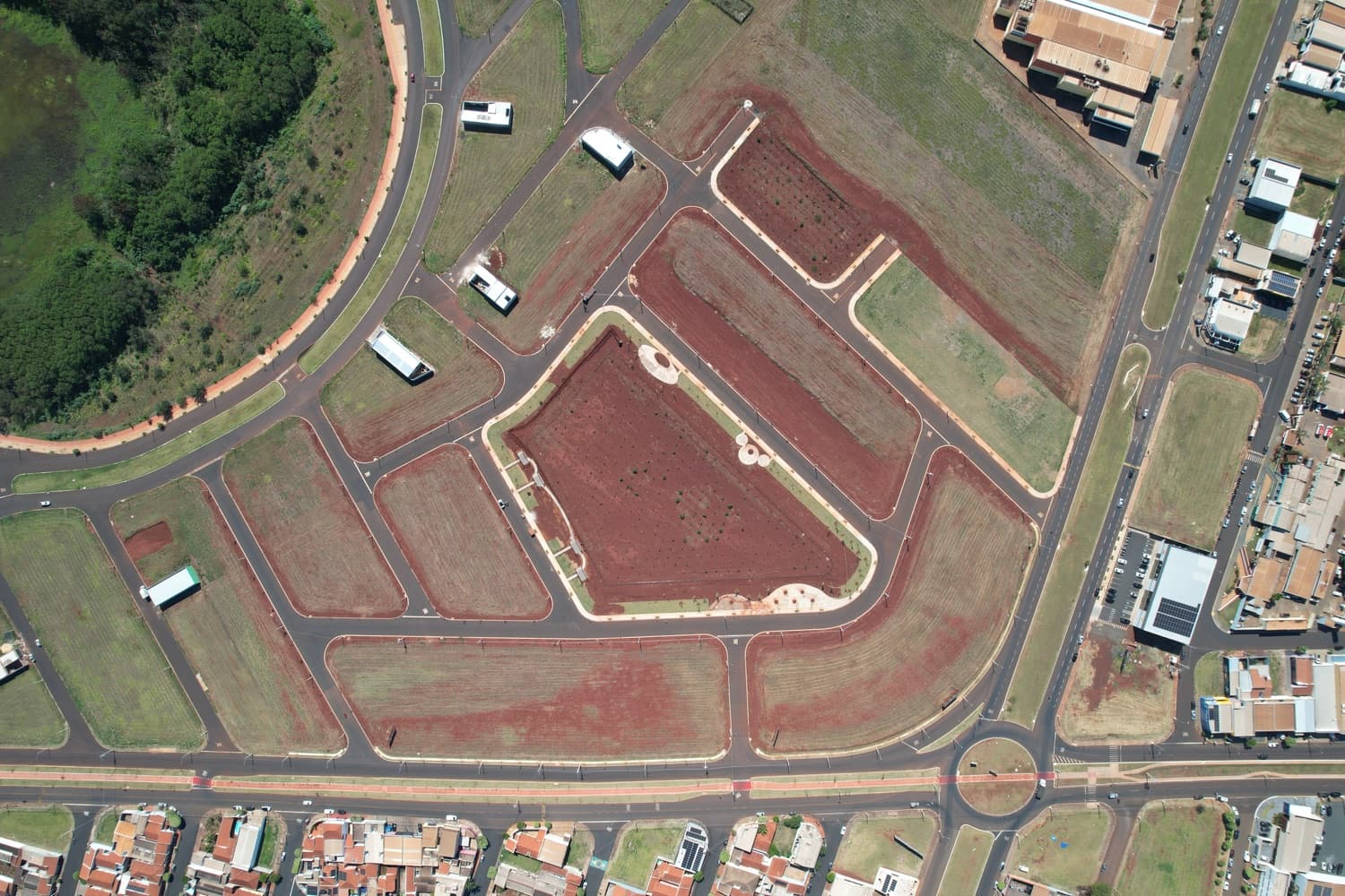 Vista aérea do Bella Verona Boulevard em Setembro de 2026, com malha viária concluída e terrenos nivelados